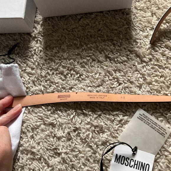 MOSCHINO SKINNY LOGO LEATHER BELT. SIZE 42 IT. WHITE. main image 4